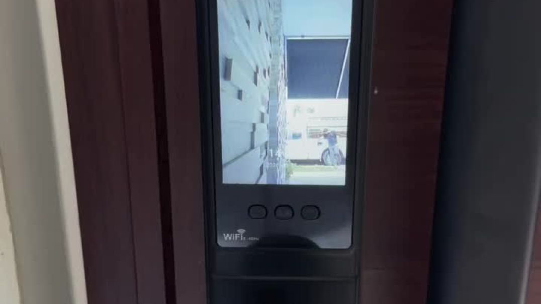 ⁣Puerta De Entrada Instalada En Aluminio Color Nogal, Combinando Diseño Moderno Con Privacidad